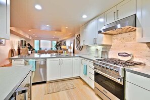 Fridge, oven, stovetop, dishwasher