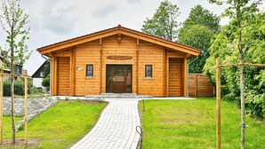A wooden building with a sloped roof, a front door, and a small window on the side. - Doppelhaushälfte in Hasselfelde (Hasselfelde)