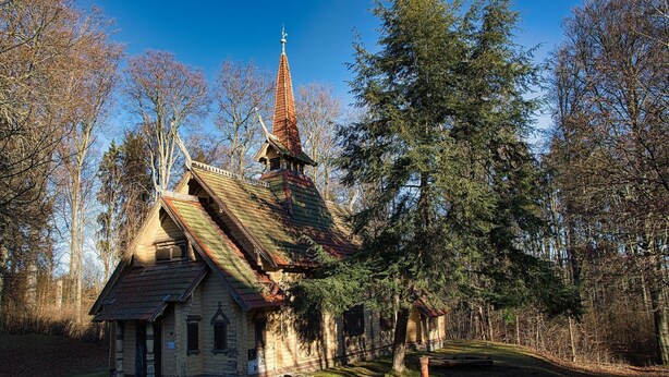 A small, rustic church with a steeply pitched roof and a tall, pointed steeple. - Doppelhaushälfte in Hasselfelde (Hasselfelde)