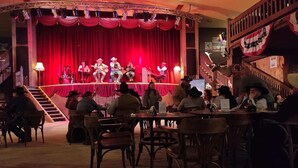 A stage with a band performing, surrounded by seated guests. - Doppelhaushälfte in Hasselfelde (Hasselfelde)