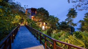 A pathway leading to a building surrounded by lush greenery. - Villa Lydia, Koh Yao Noi (Ko Yao)
