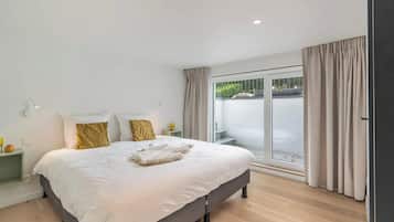 4 bedrooms, travel crib, WiFi, bed sheets