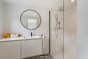 Douche, séchoir à cheveux, serviettes fournies