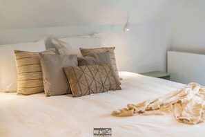 4 bedrooms, travel cot, WiFi, bed sheets