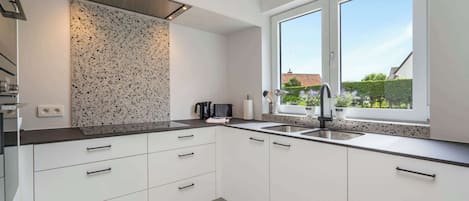 Frigorifero, microonde, forno, piano cottura