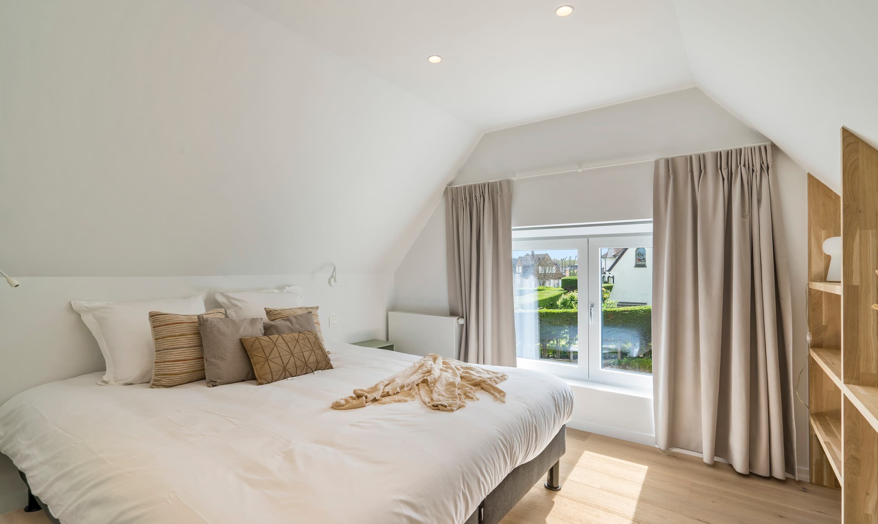 4 bedrooms, travel crib, WiFi, bed sheets