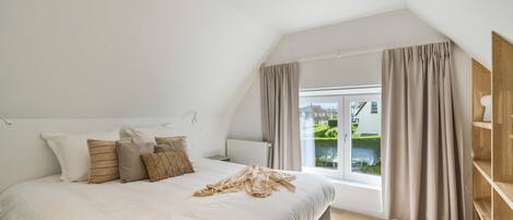 4 bedrooms, travel crib, WiFi, bed sheets