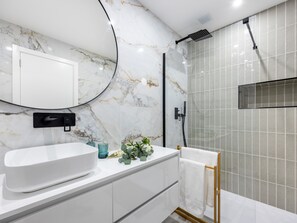 Dusche, Haartrockner, Handtücher
