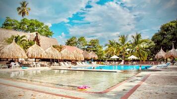 2 piscinas al aire libre