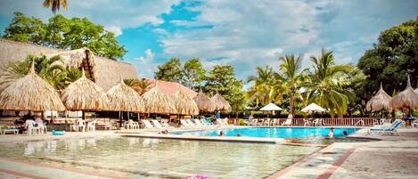 2 piscines extérieures