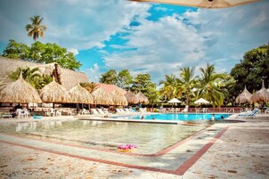 2 piscinas al aire libre