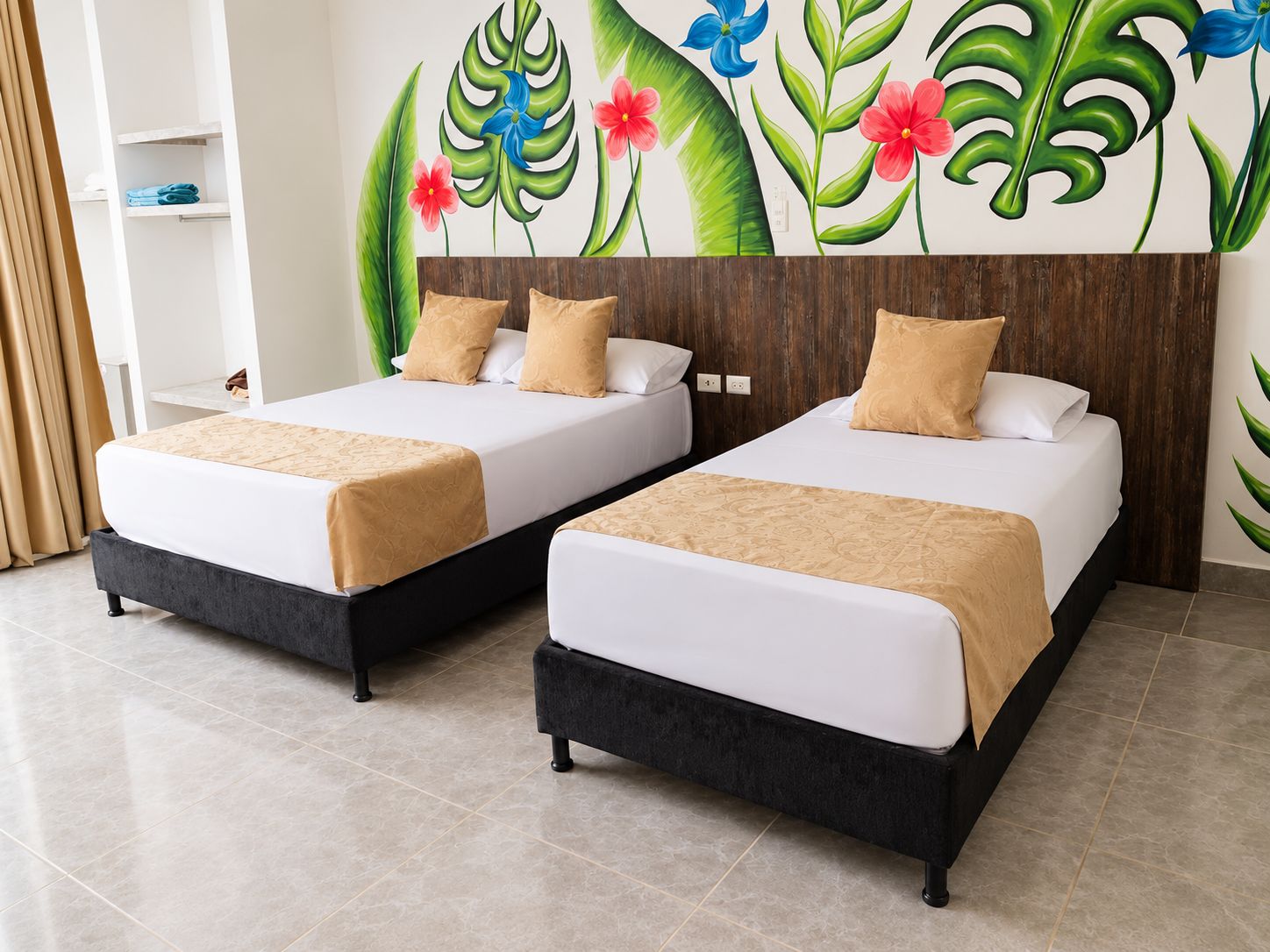 Habitación de hotel con dos camas, cada una con cabecero de madera, ropa de cama color beige y un mural decorativo en la pared.