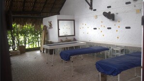 A medical examination room with a single examination table, a sink, and a mirror. - Hotel Porton del Sol  (Santa Fe de Antioquia)