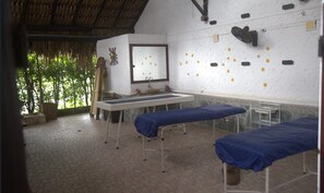 A medical examination room with a single examination table, a sink, and a mirror. - Hotel Porton del Sol  (Santa Fe de Antioquia)