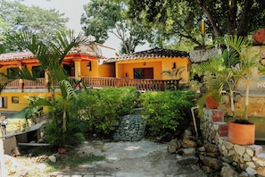 Vista frontal de la propiedad