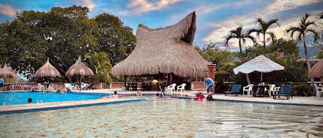 2 piscines extérieures