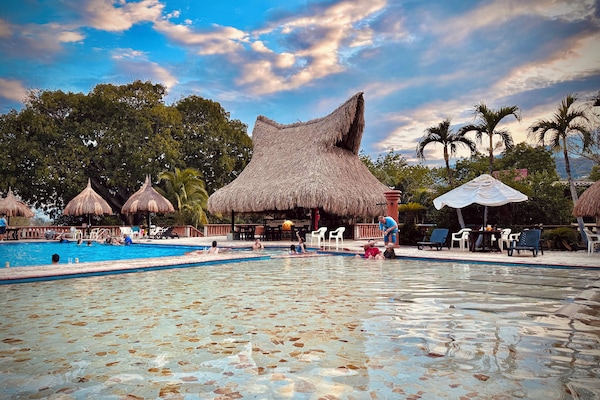 2 piscinas al aire libre