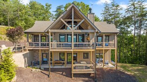 Exterior - 4 BR w Views, Private trails, hot tub, 3 king beds, EV Charger (Mineral Bluff)