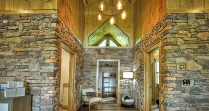 4 BR w Views, Private trails, hot tub, grill