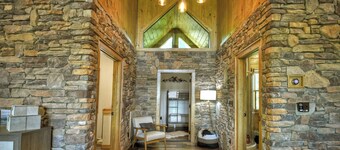 4 BR w Views, Private trails, hot tub, 3 king beds, EV Charger