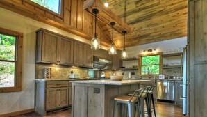 Coffee/tea maker, fridge, microwave, oven - 4 BR w Views, Private trails, hot tub, 3 king beds, EV Charger (Mineral Bluff)