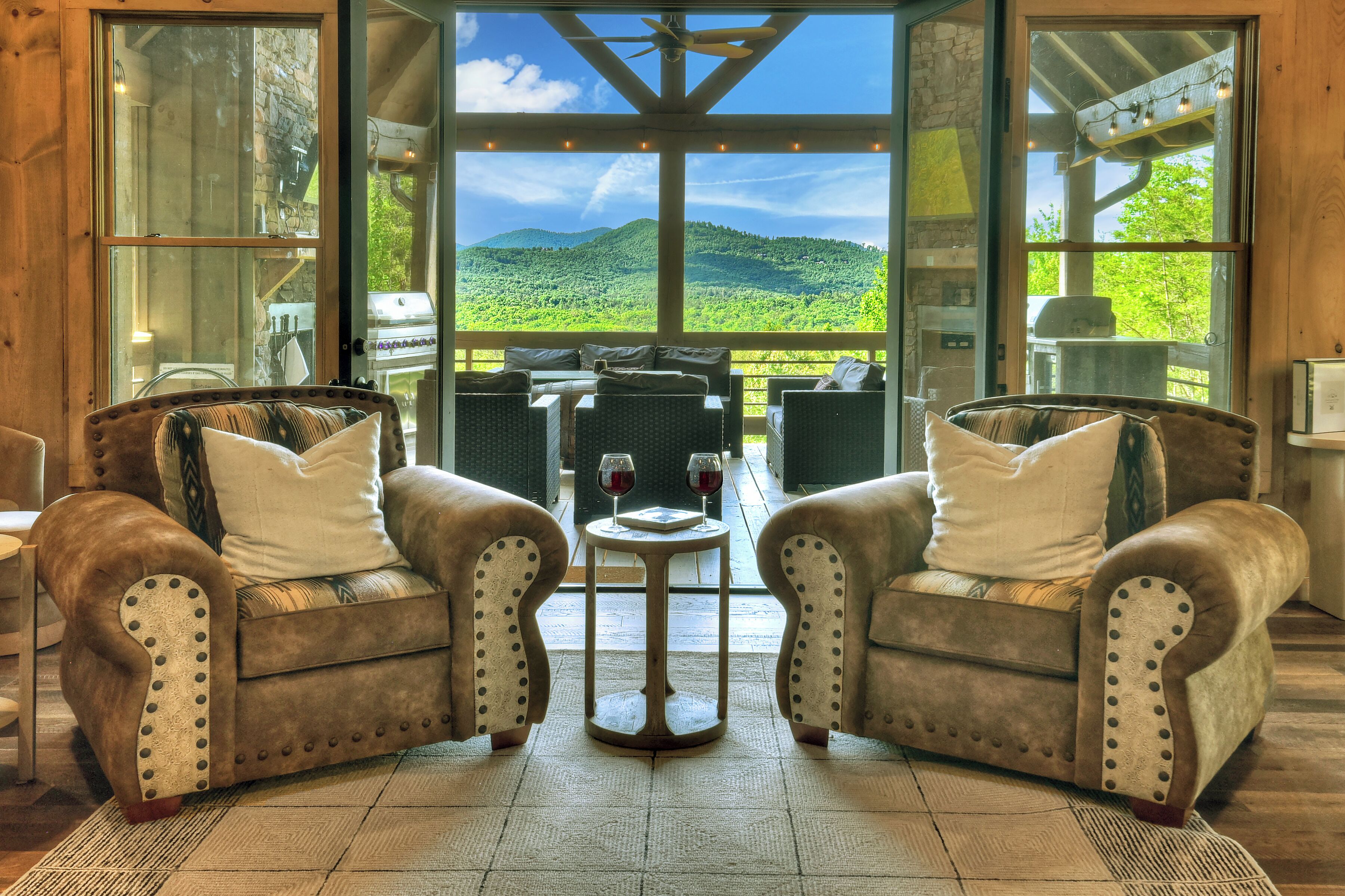 ☆Cloud Camp Lodge☆ Views, Private nature trails, hot tub, grill station w fridge