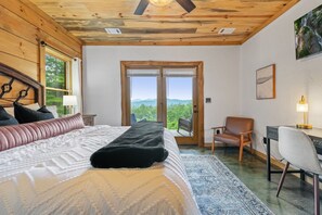 4 slaapkamers, een bureau, een strijkplank/strijkijzer, reisbedje