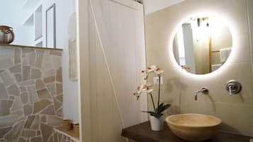 Comfort Villa | Bathroom | Shower, rainfall showerhead, free toiletries, hair dryer