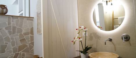 Comfort villa | Badkamer | Een douche, een regendouche, gratis toiletartikelen, een haardroger