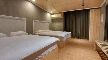 Comfort Quadruple Room | Blackout drapes, free WiFi