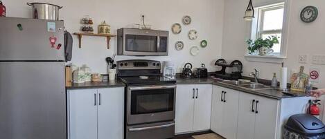 Fridge, oven, stovetop, coffee/tea maker