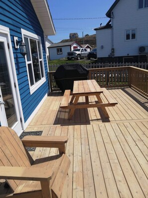 Outdoor dining - Oceanview Cottage (Twillingate)