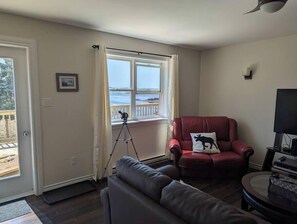 TV - Oceanview Cottage (Twillingate)