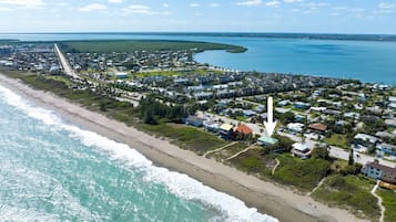 På stranden, liggestole, badehåndklæder