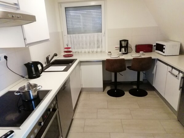 Fridge, oven, stovetop, dishwasher