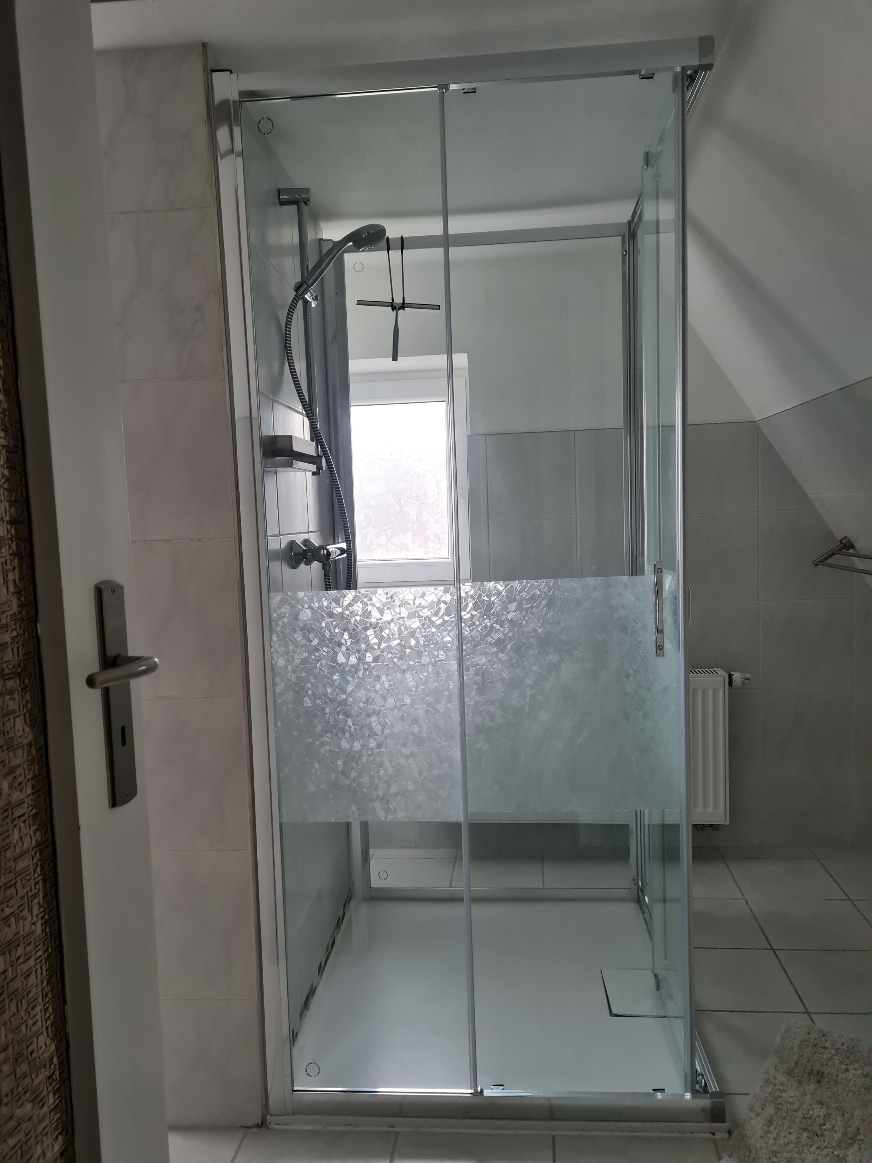 Dusche, Haartrockner, Handtücher, Seife