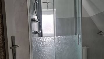 Dusche, Haartrockner, Handtücher, Seife