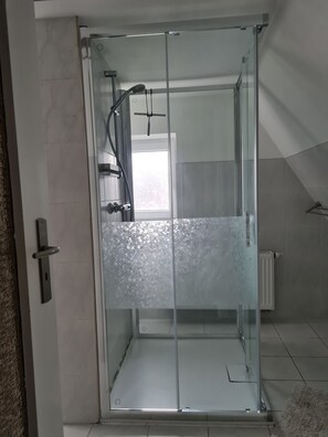 Dusche, Haartrockner, Handtücher, Seife
