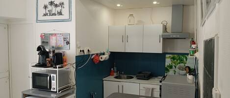 Réfrigérateur, micro-ondes, four, plaque de cuisson