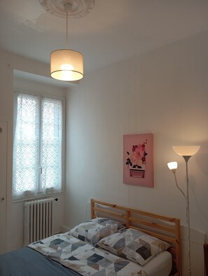 2 chambres, bureau, fer et planche à repasser, lit parapluie