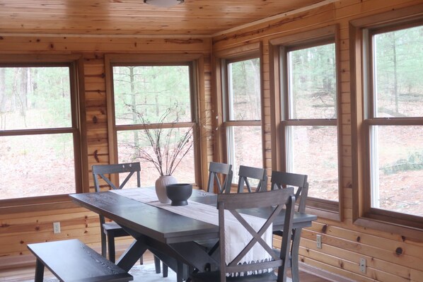 Dining - Deer Grove Cottage 25 min to Dells-Fire Pit Dogs Allowed (Mauston)