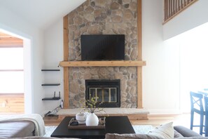 Smart TV, fireplace - Deer Grove Cottage 25 min to Dells-Fire Pit Dogs Allowed (Mauston)