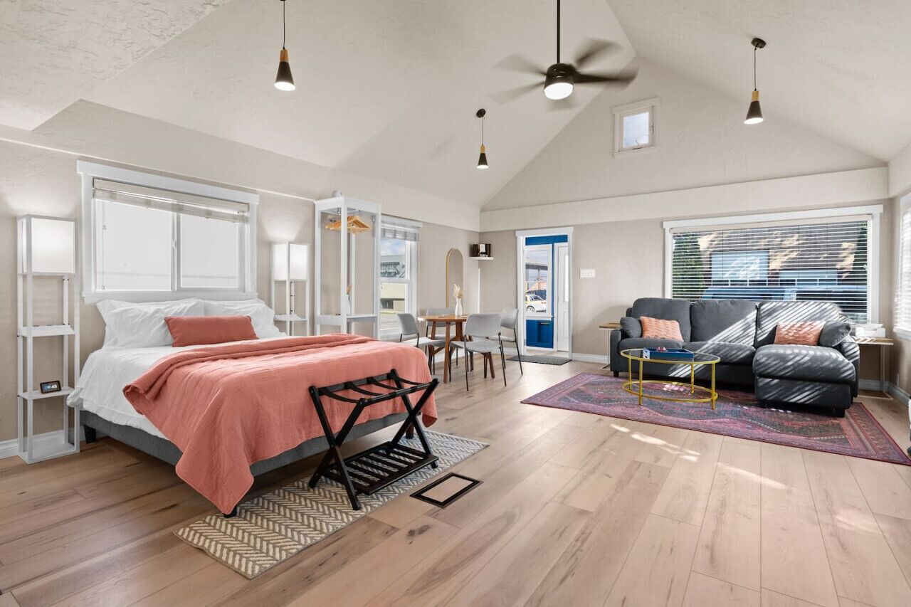 Tabla de planchar con plancha, wifi gratis y ropa de cama 