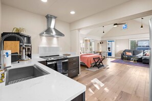 Iron/ironing board, free WiFi, bed sheets - Downtown* 30 min. to Skiing* Walk to Dining, Shopping, Parks, Museums, and more! (Kalispell)