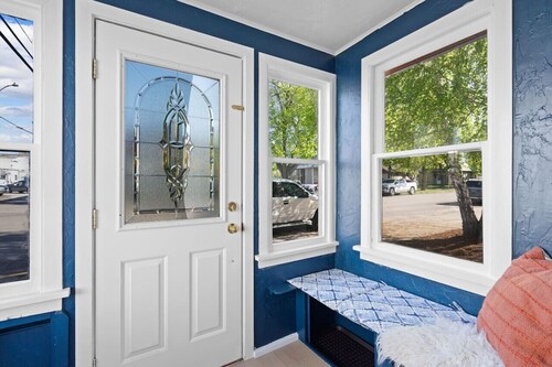 Beautiful Downtown Studio* Steps to Dining, Shopping