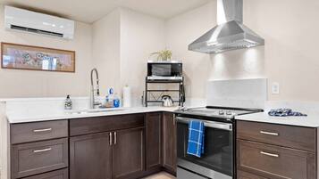 KĂŒhlschrank, Mikrowelle, Ofen, Herdplatte