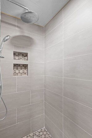 Hair dryer, towels - Downtown* 30 min. to Skiing* Walk to Dining, Shopping, Parks, Museums, and more! (Kalispell)