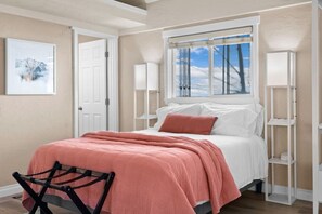 Iron/ironing board, free WiFi, bed sheets - Downtown* 30 min. to Skiing* Walk to Dining, Shopping, Parks, Museums, and more! (Kalispell)