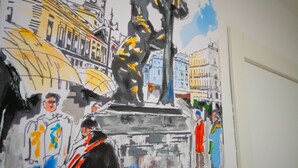 Une fresque murale représentant une statue centrale, des bâtiments et des personnes dans un espace public.
