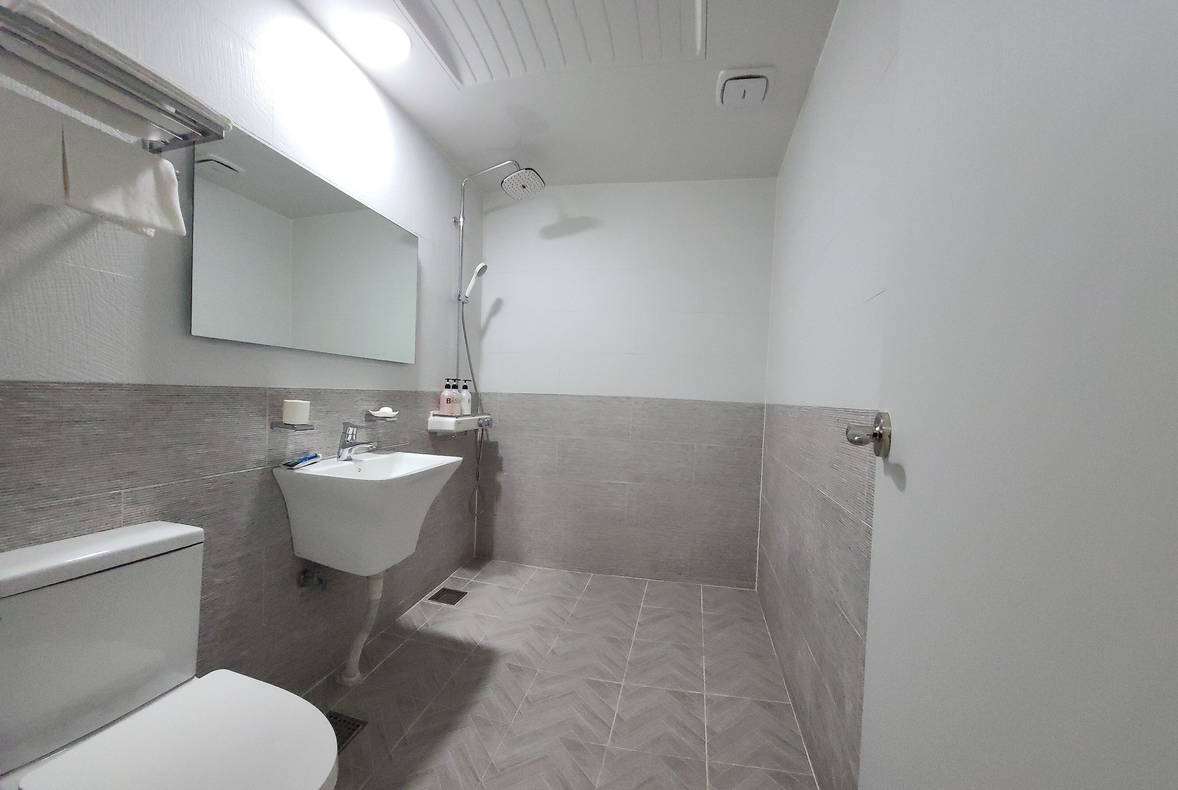 Deluxe Double Room | Bathroom | Shower, rainfall showerhead, free toiletries, hair dryer